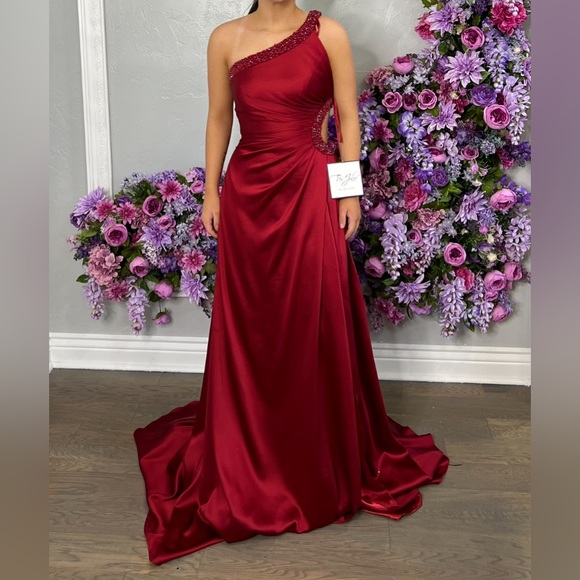 Size 6 red prom dress worn once been hemmed on shoulder - Picture 2 of 2